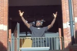 中国行上海站活动开始前 詹姆斯从高处张开双臂向球迷问好