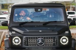 换车理由有了😏库尼亚20万镑大G挡风玻璃出现裂缝，他周薪18万