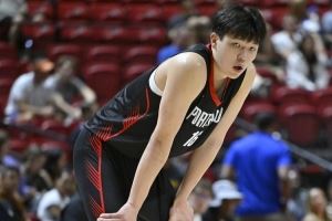 苏群:杨瀚森几乎没持球手递手的机会 喷子只会去喷他吃饭&谈恋爱